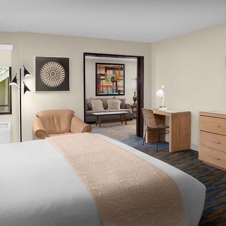 Ashland Hills Hotel & Suites Екстериор снимка