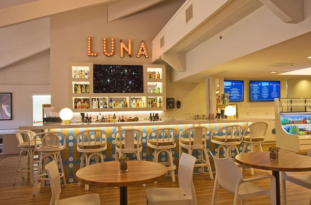 Ashland Hills Hotel & Suites Екстериор снимка