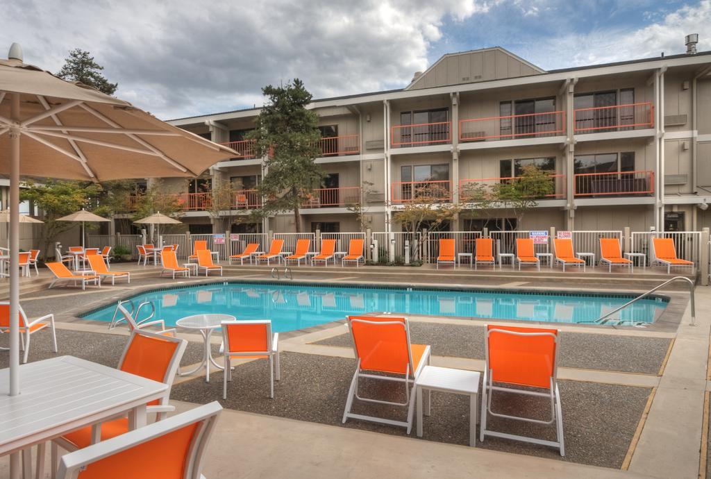 Ashland Hills Hotel & Suites Екстериор снимка