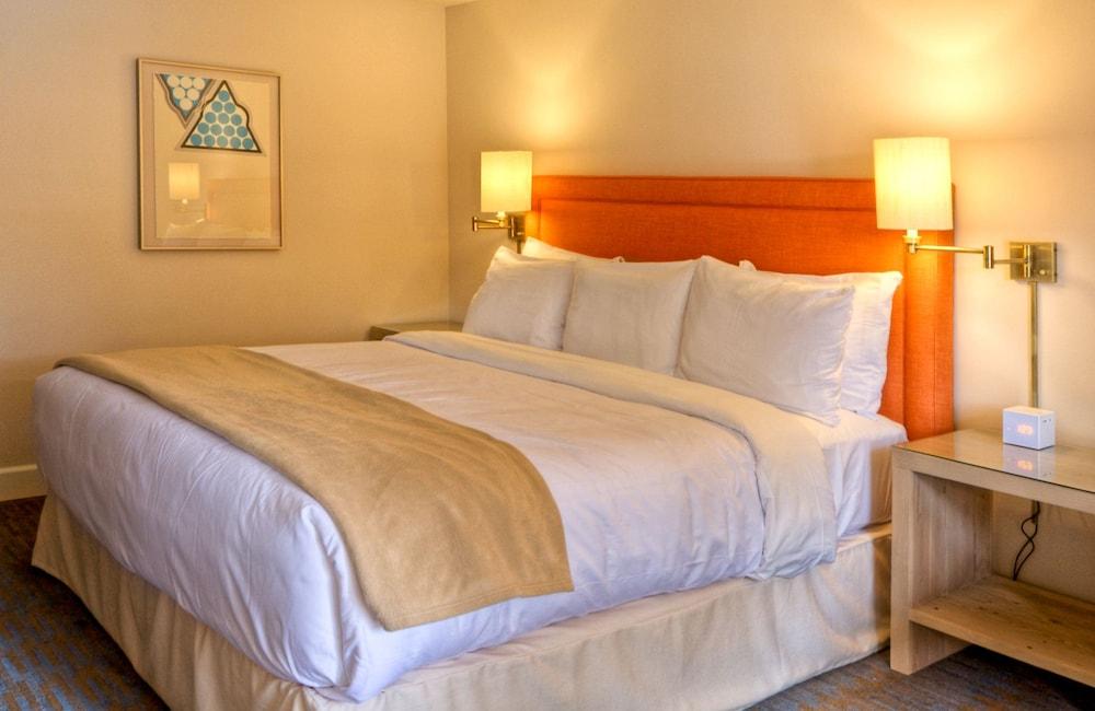 Ashland Hills Hotel & Suites Екстериор снимка