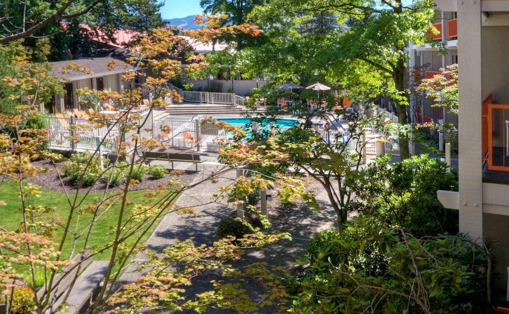 Ashland Hills Hotel & Suites Екстериор снимка