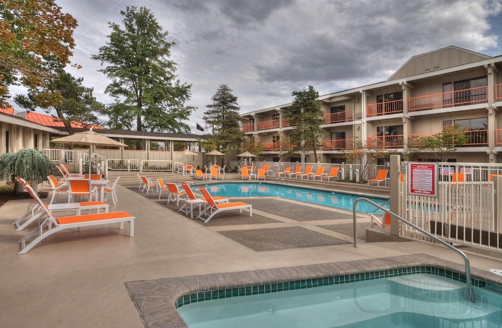 Ashland Hills Hotel & Suites Екстериор снимка