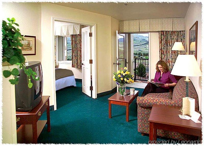 Ashland Hills Hotel & Suites Стая снимка