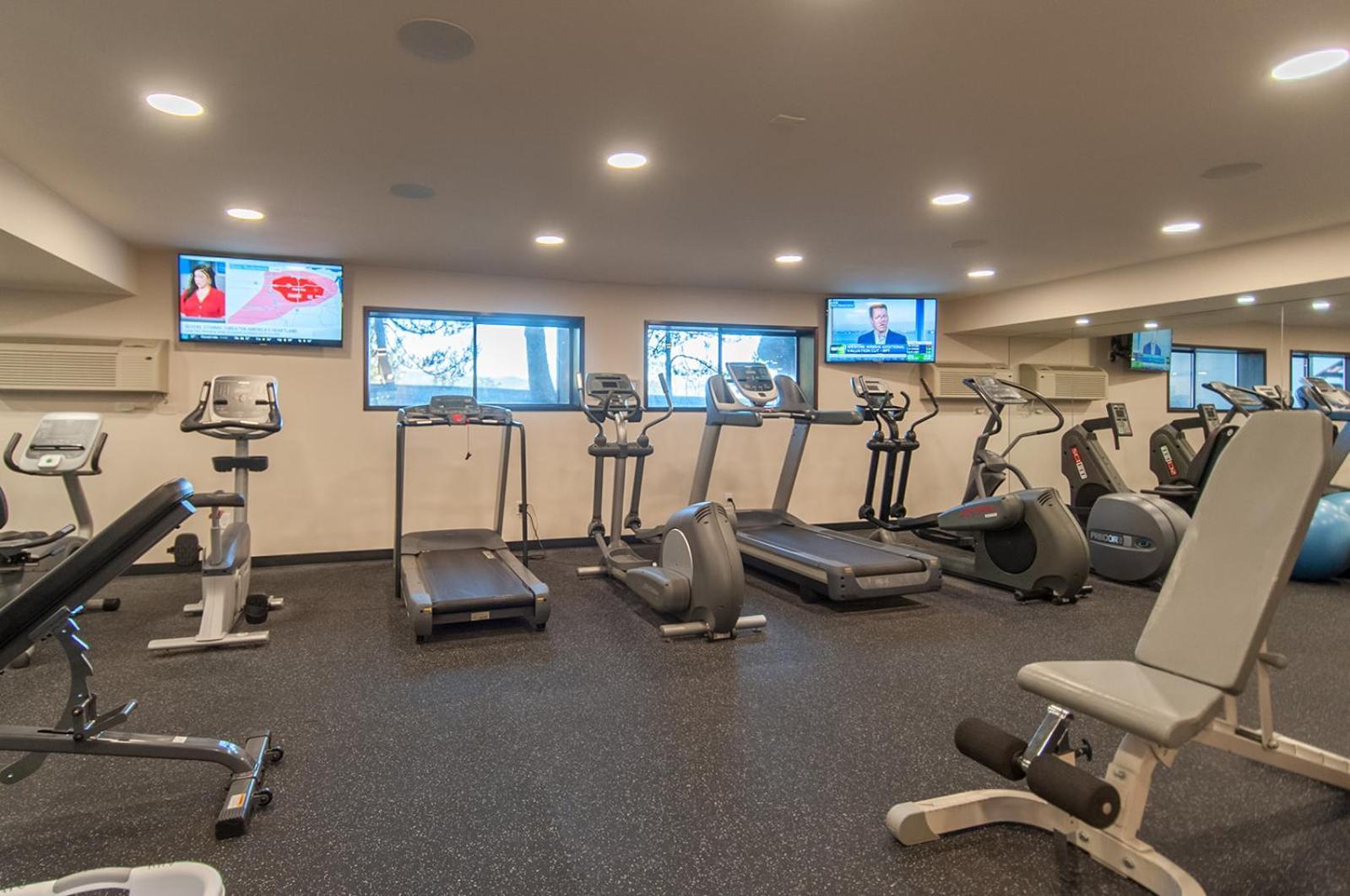 Ashland Hills Hotel & Suites Екстериор снимка