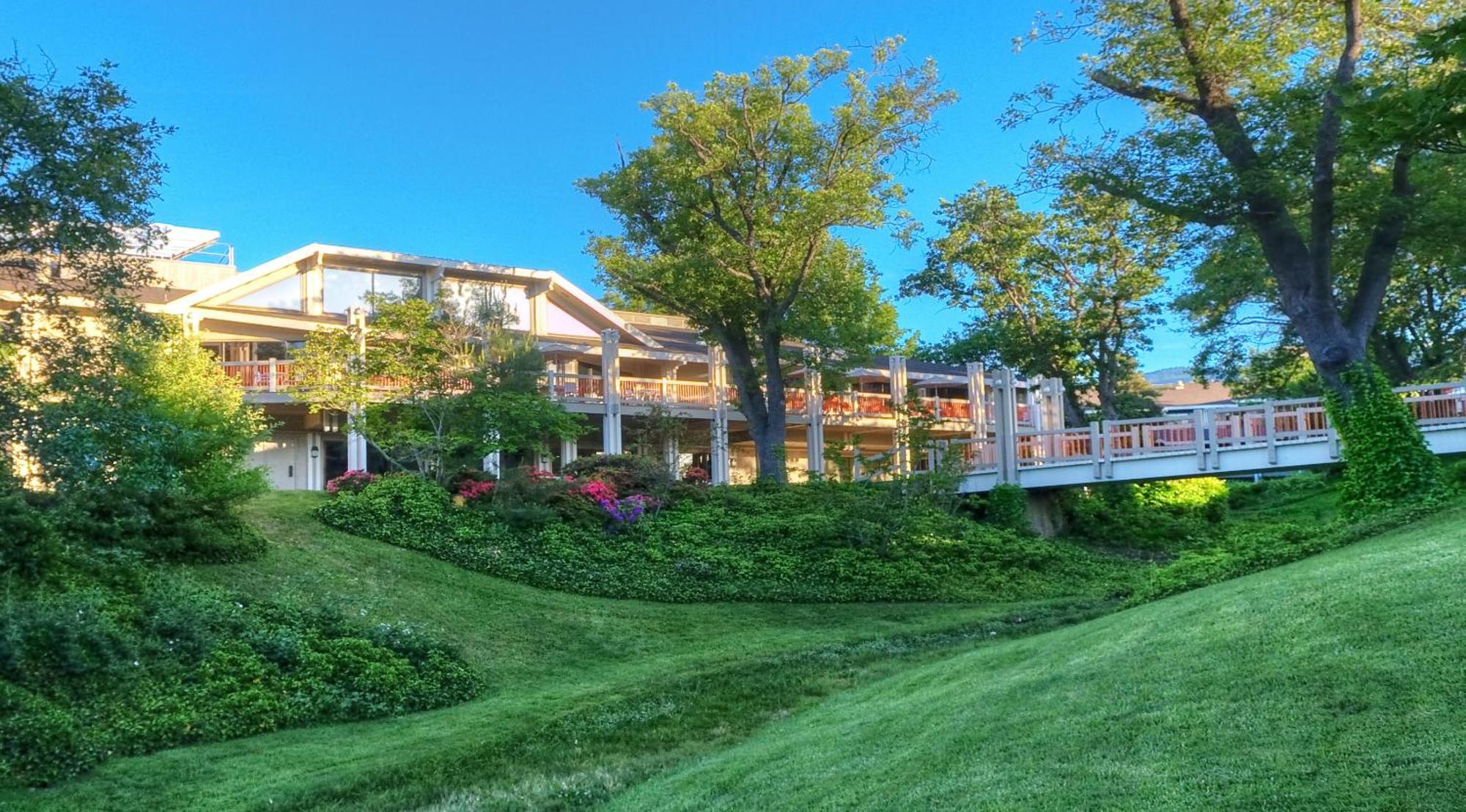 Ashland Hills Hotel & Suites Екстериор снимка