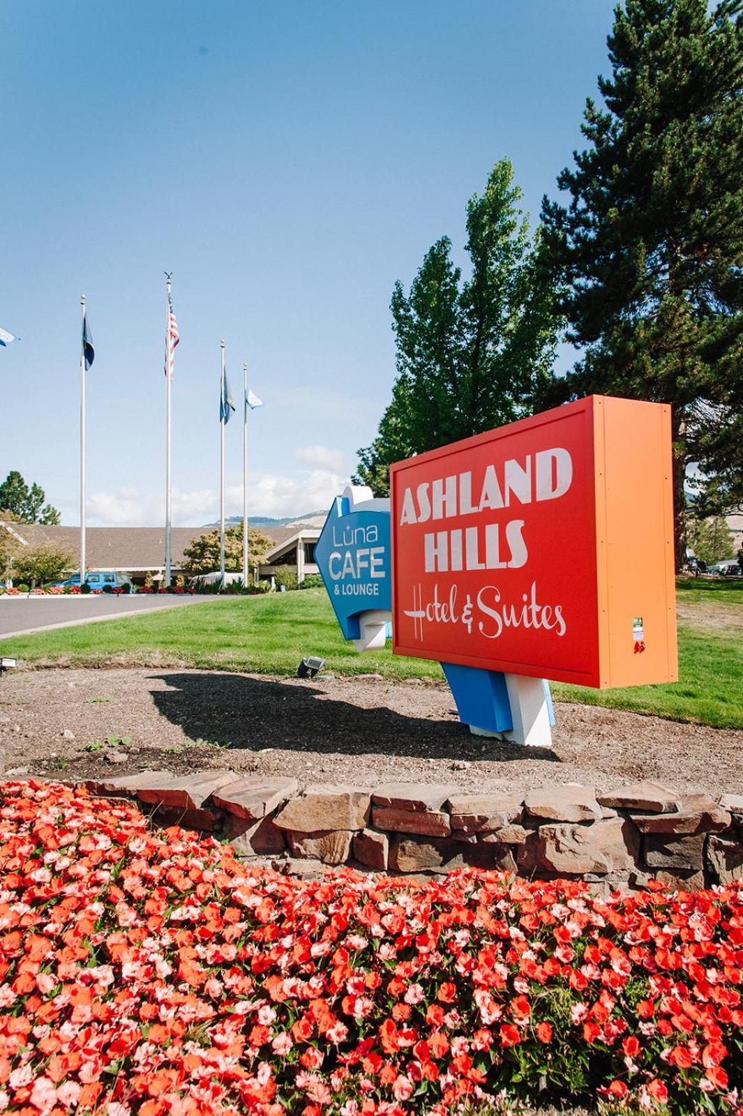 Ashland Hills Hotel & Suites Екстериор снимка