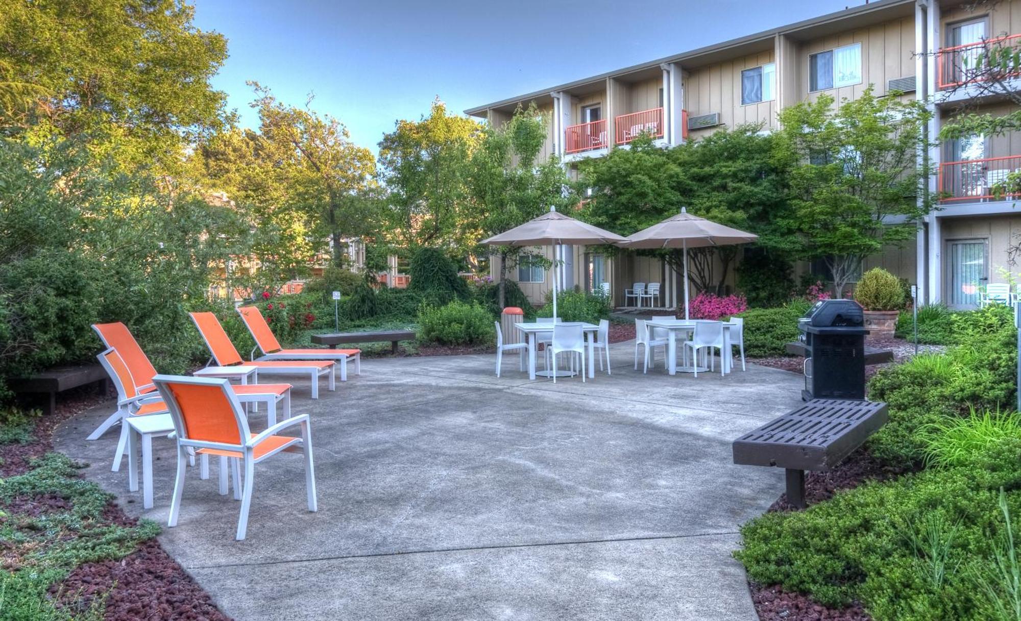 Ashland Hills Hotel & Suites Екстериор снимка