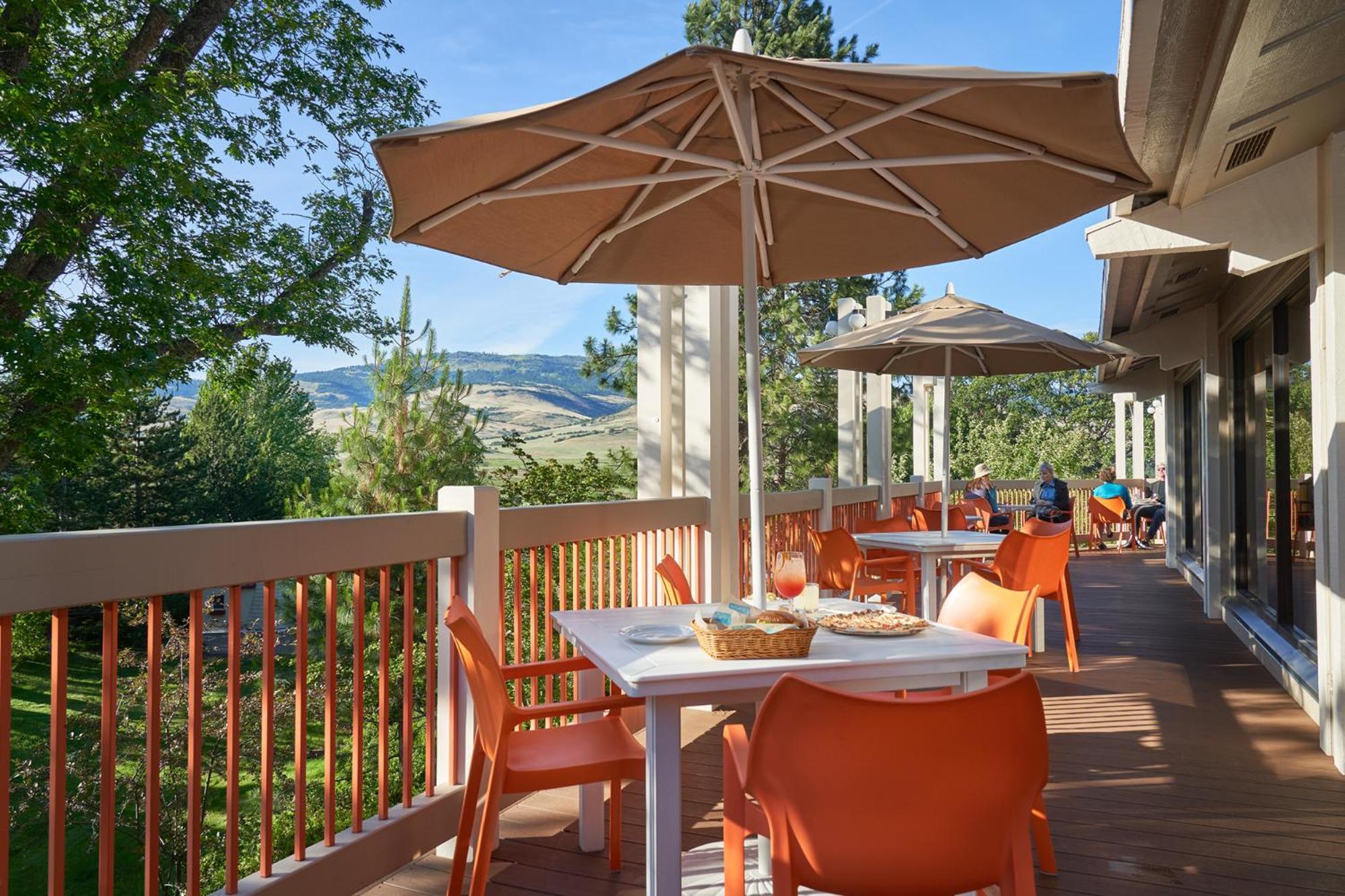 Ashland Hills Hotel & Suites Екстериор снимка