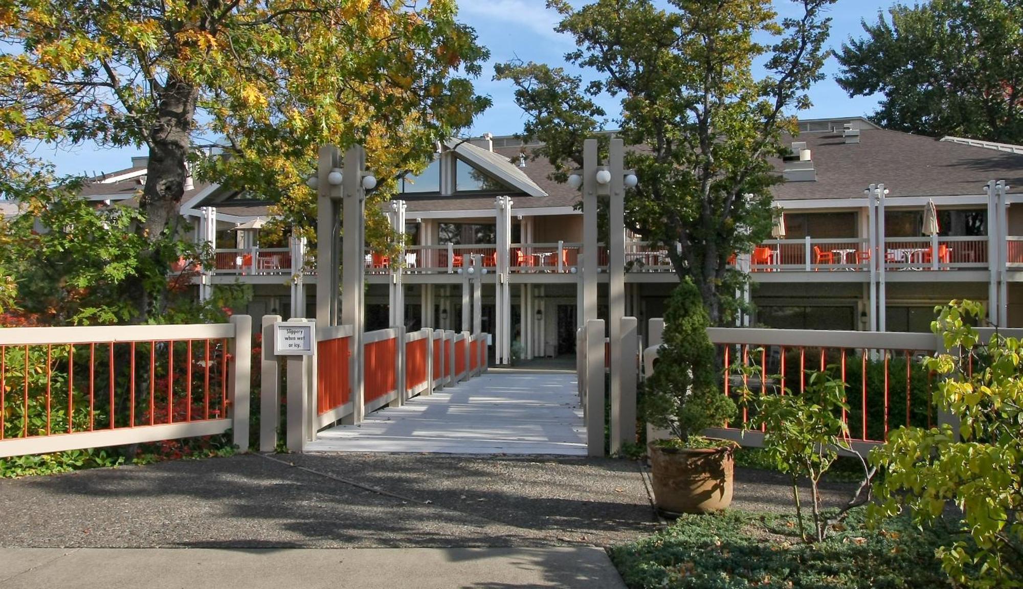 Ashland Hills Hotel & Suites Екстериор снимка