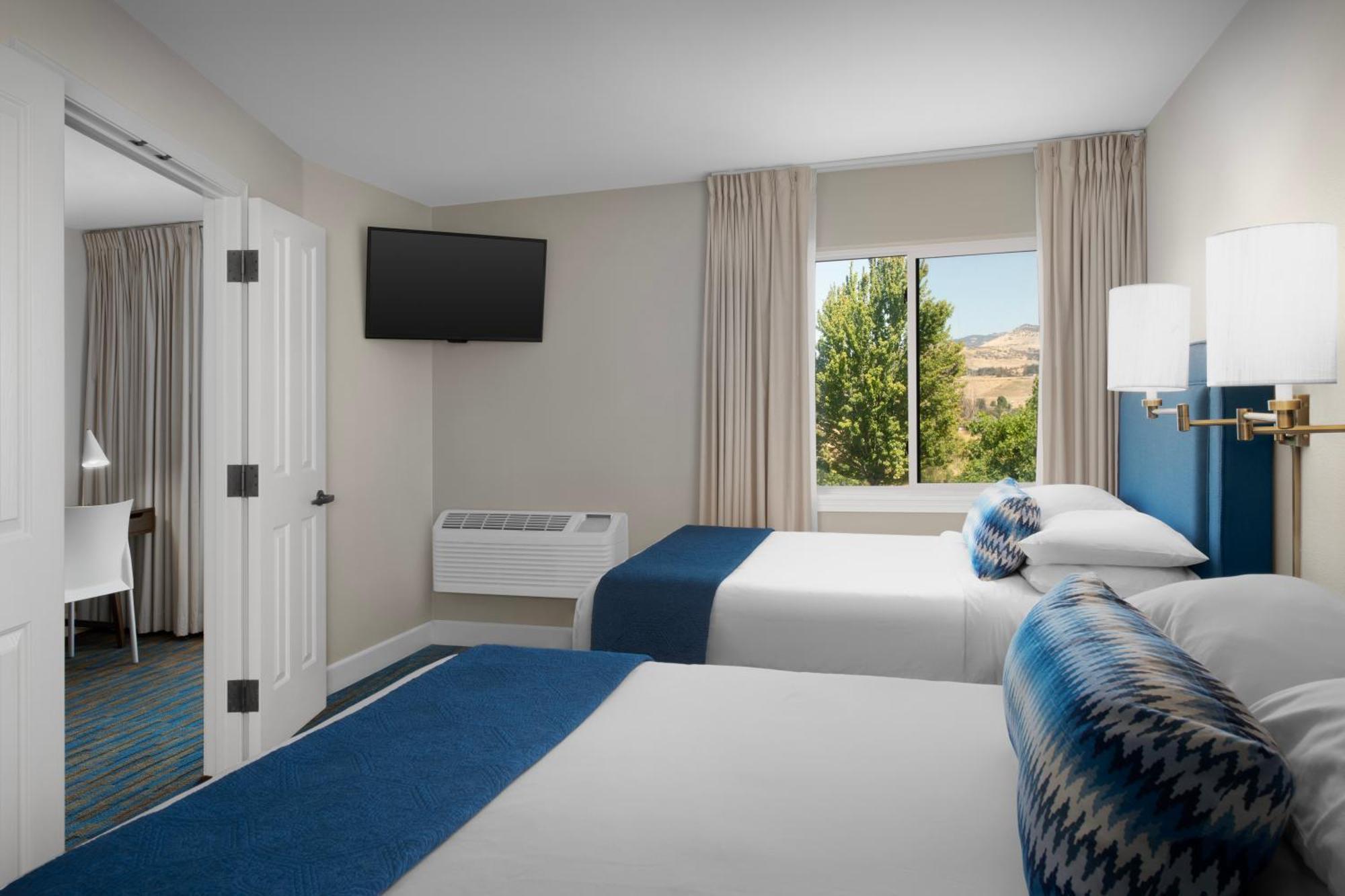 Ashland Hills Hotel & Suites Екстериор снимка