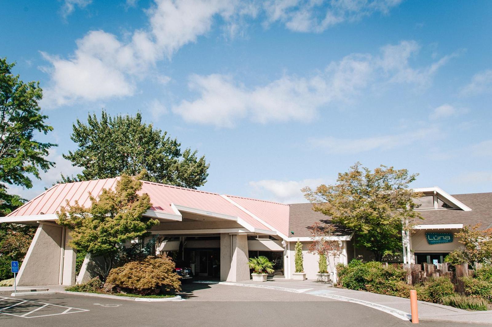 Ashland Hills Hotel & Suites Екстериор снимка