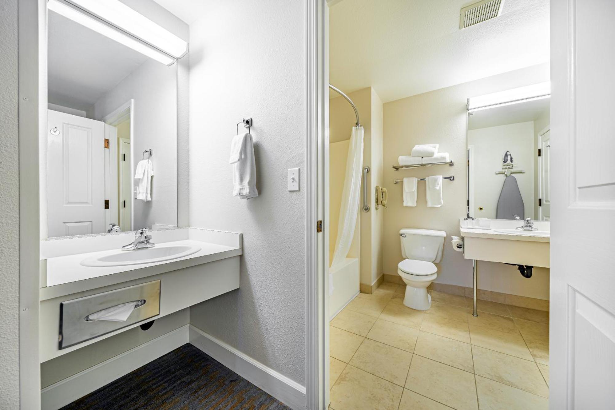 Ashland Hills Hotel & Suites Екстериор снимка