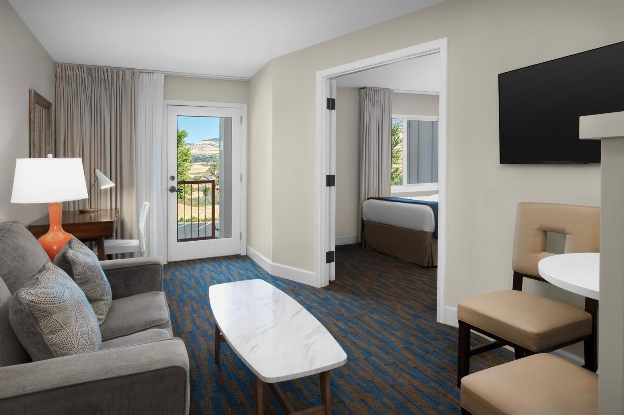 Ashland Hills Hotel & Suites Екстериор снимка