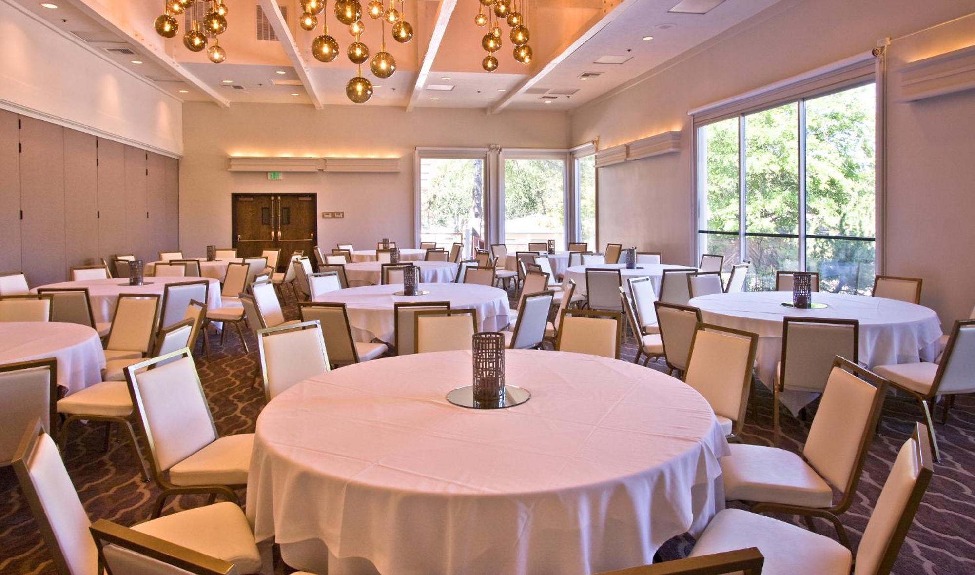 Ashland Hills Hotel & Suites Екстериор снимка