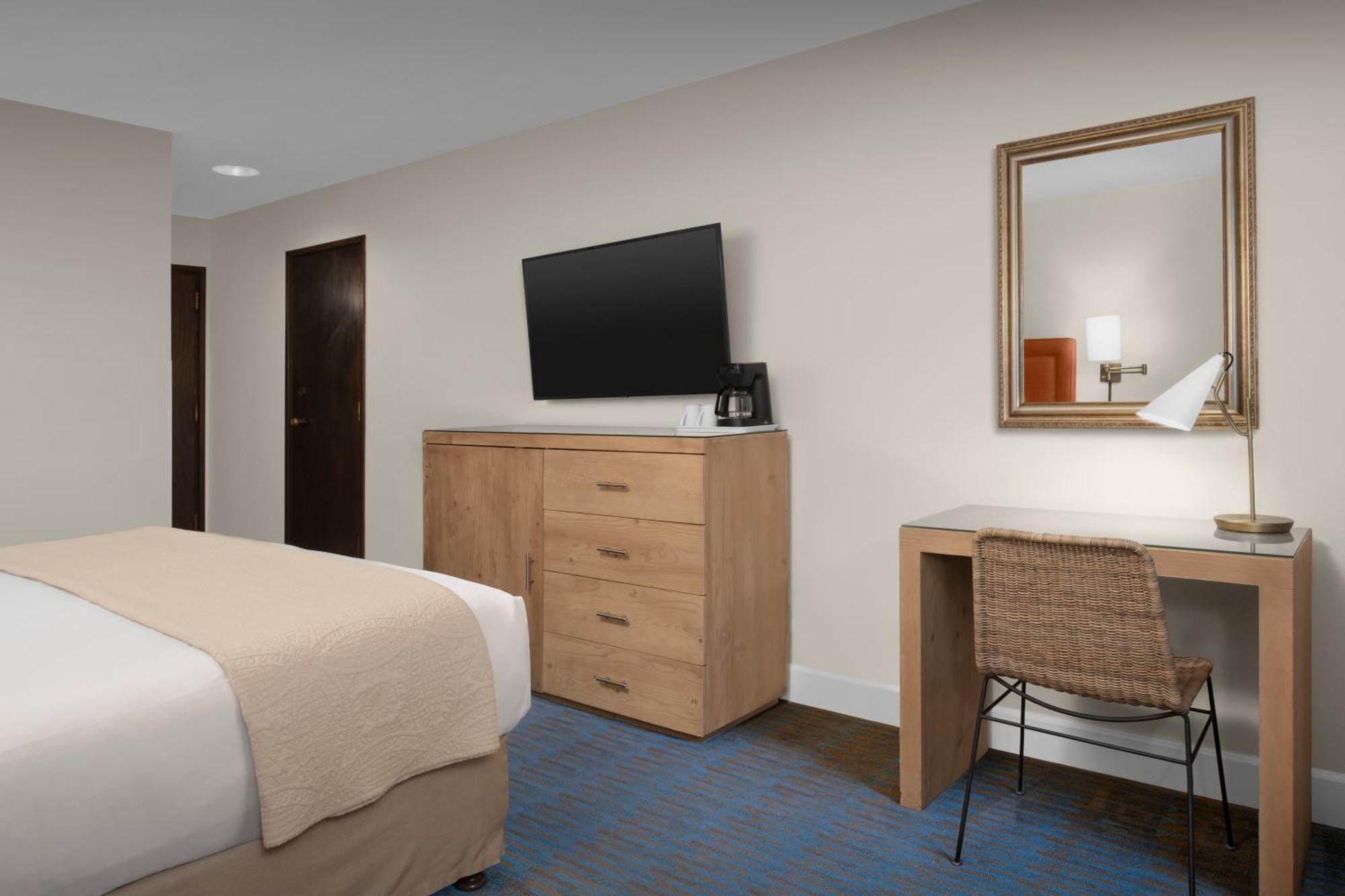 Ashland Hills Hotel & Suites Екстериор снимка