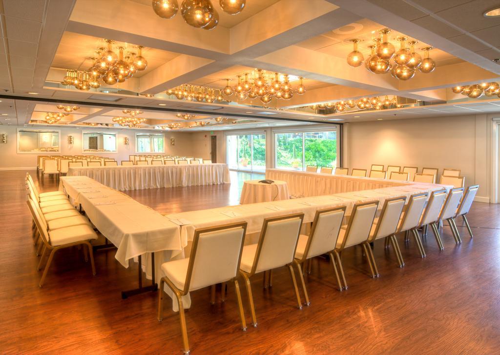 Ashland Hills Hotel & Suites Екстериор снимка