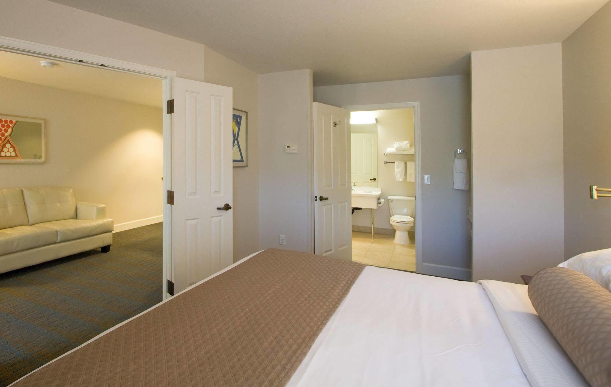 Ashland Hills Hotel & Suites Екстериор снимка