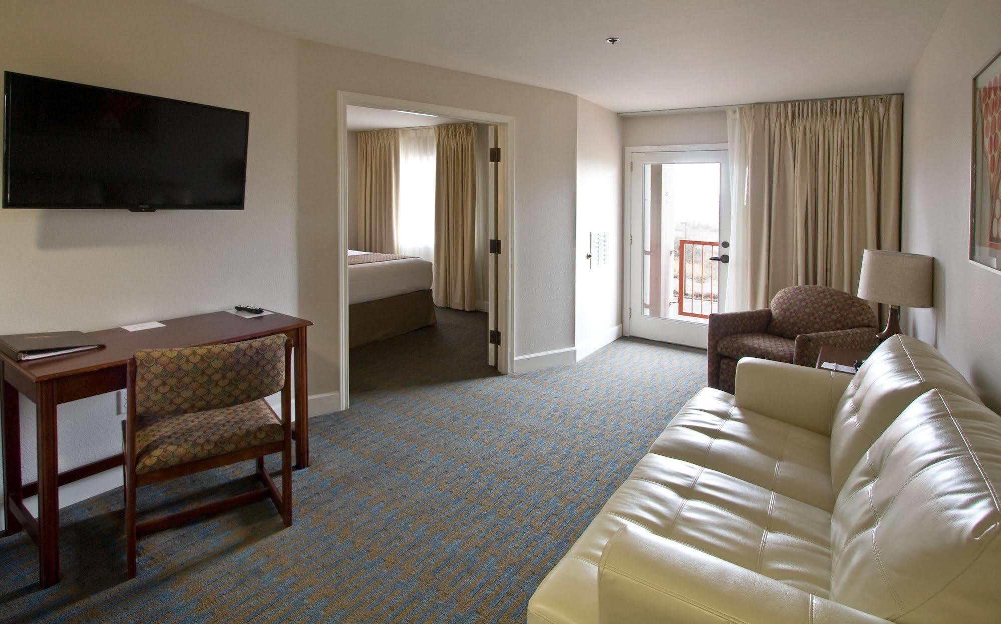 Ashland Hills Hotel & Suites Екстериор снимка