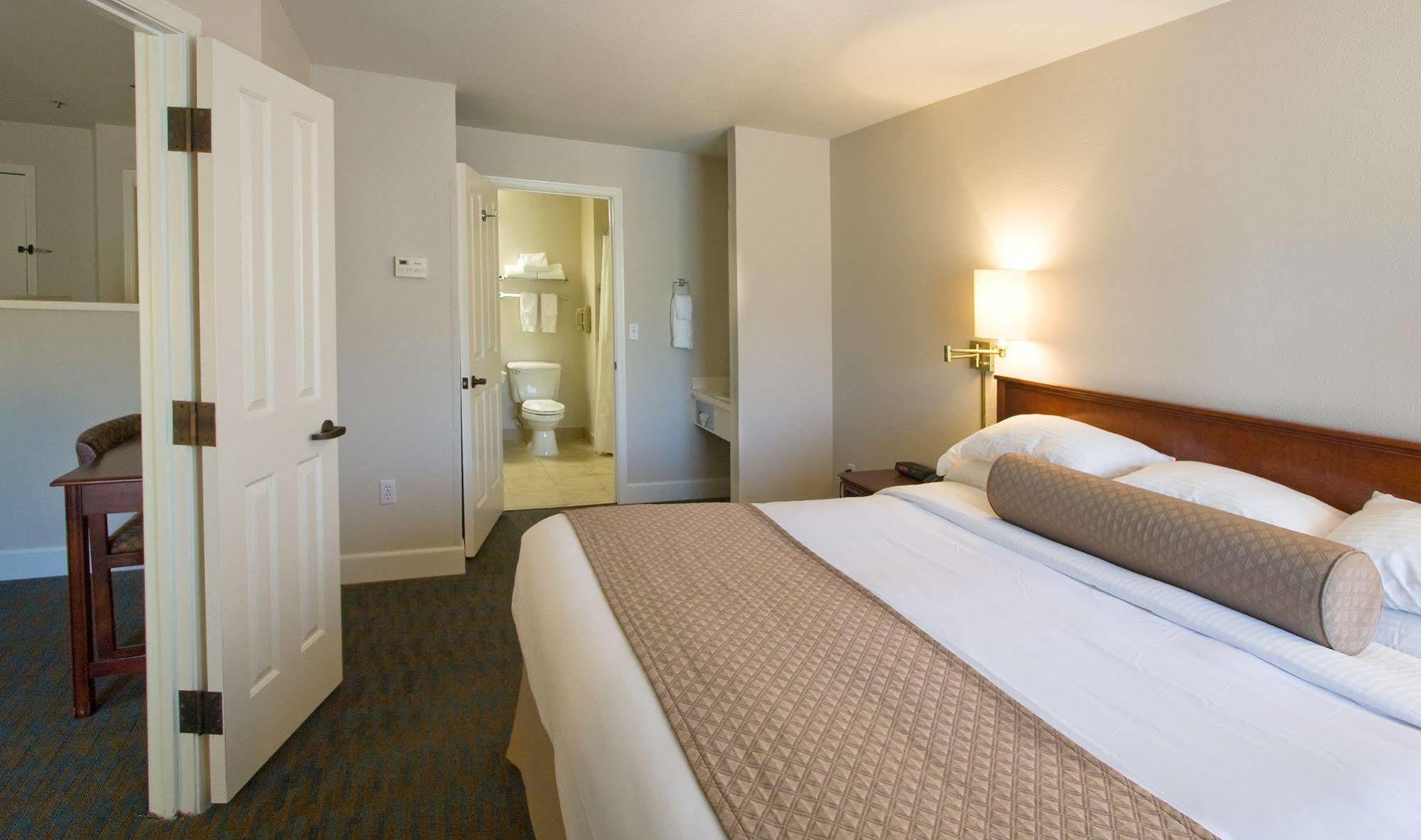 Ashland Hills Hotel & Suites Екстериор снимка