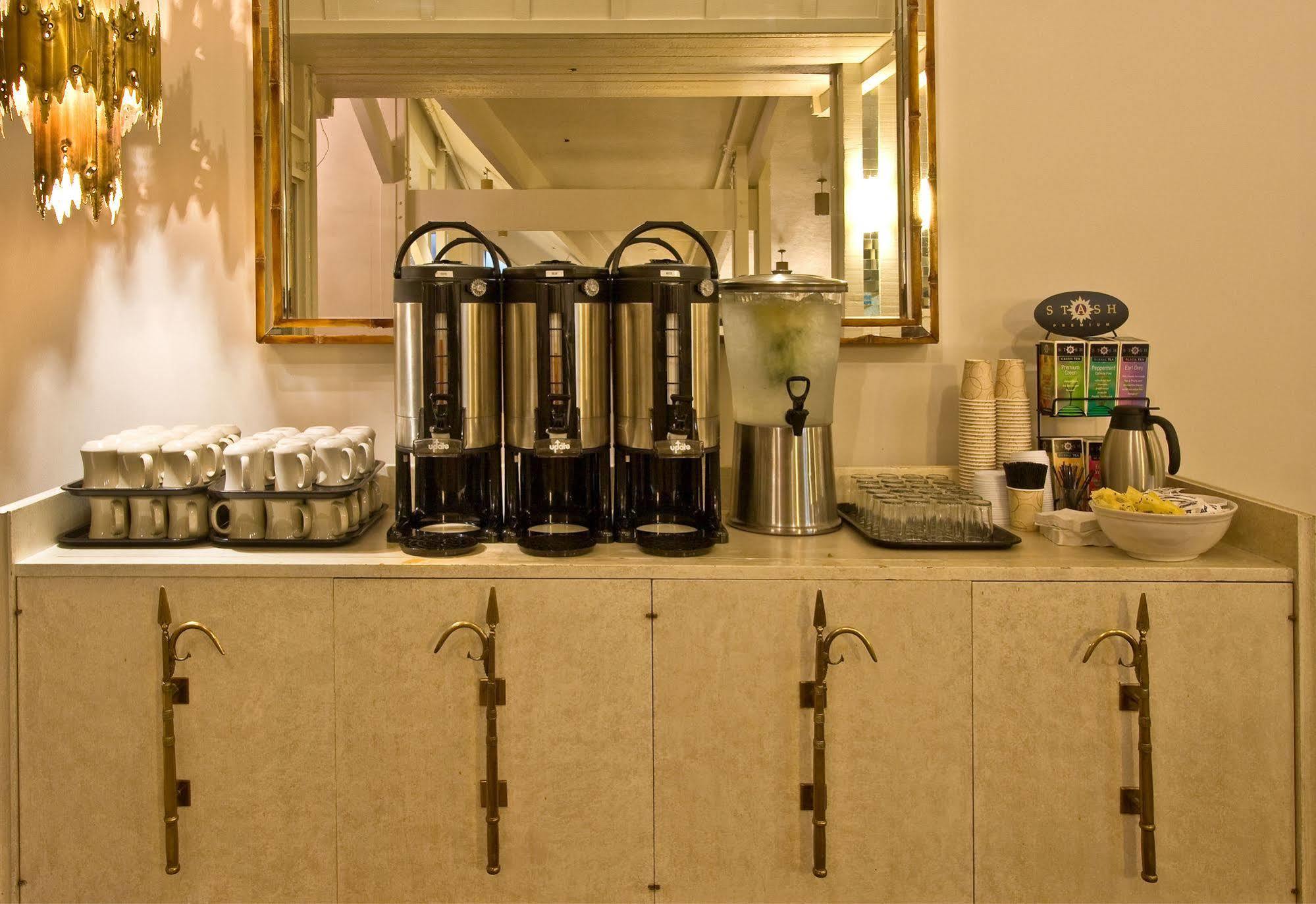 Ashland Hills Hotel & Suites Екстериор снимка