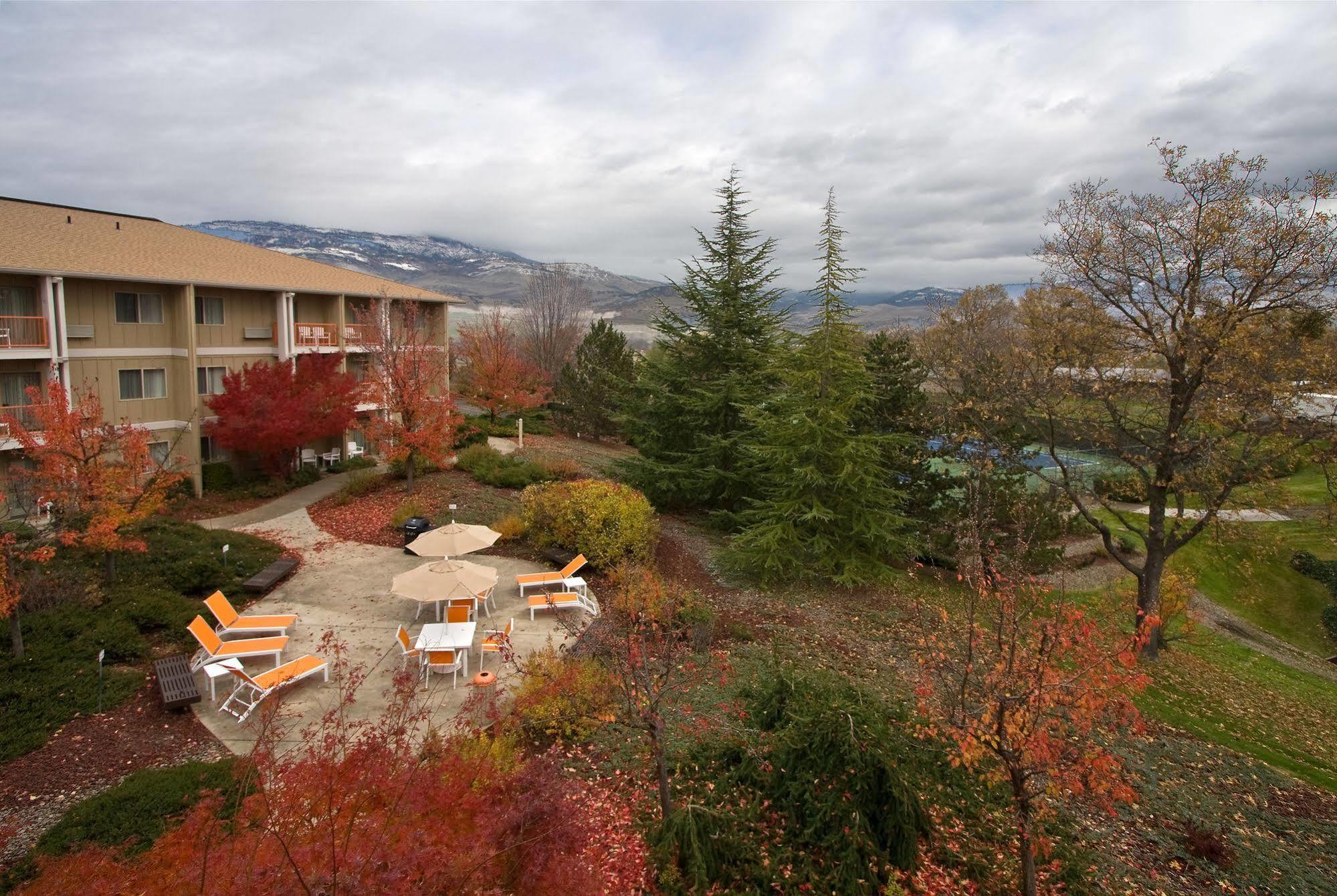Ashland Hills Hotel & Suites Екстериор снимка