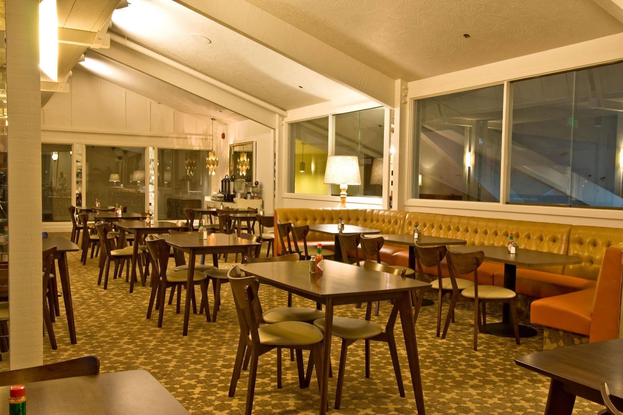 Ashland Hills Hotel & Suites Екстериор снимка