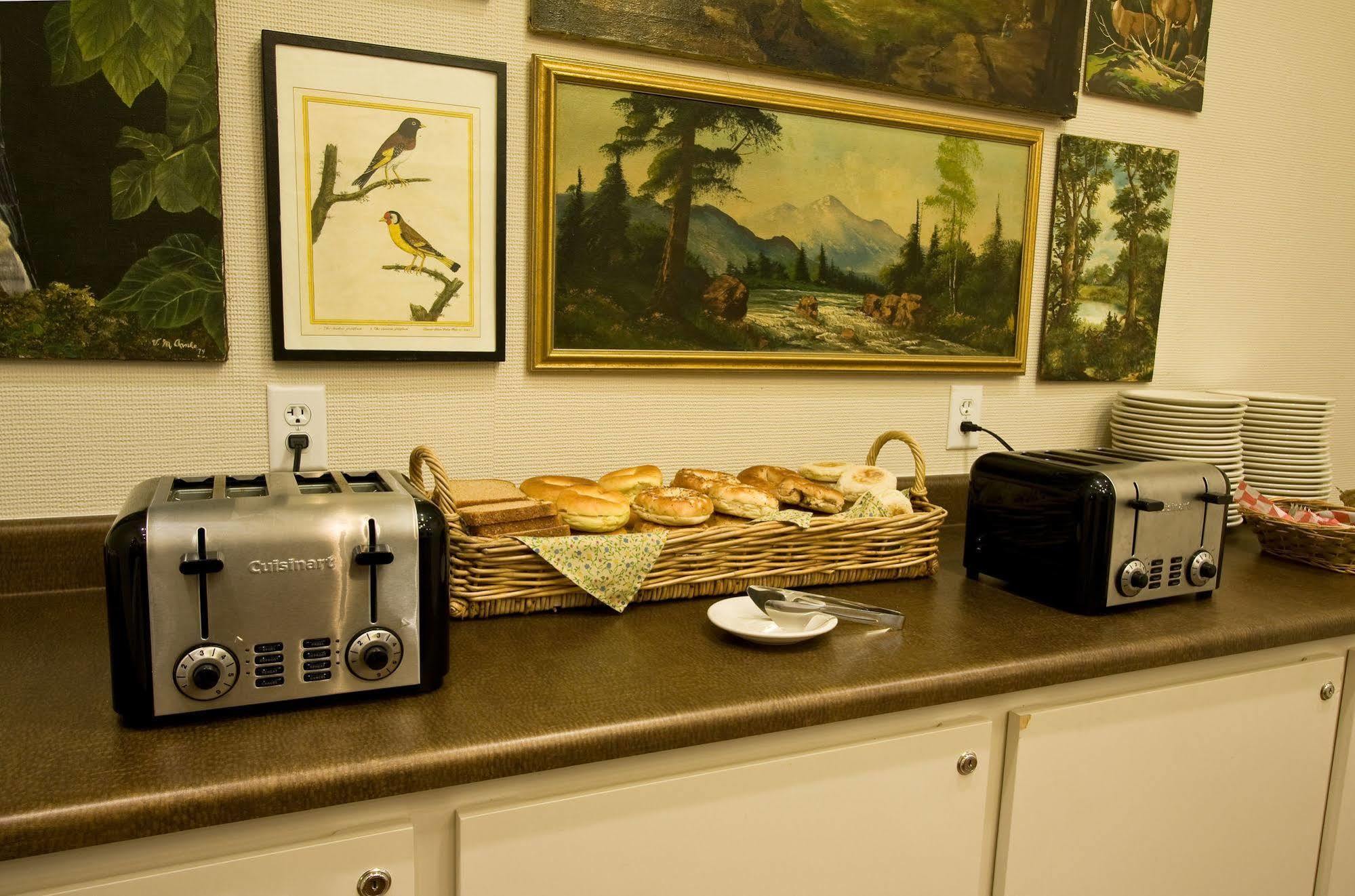 Ashland Hills Hotel & Suites Екстериор снимка